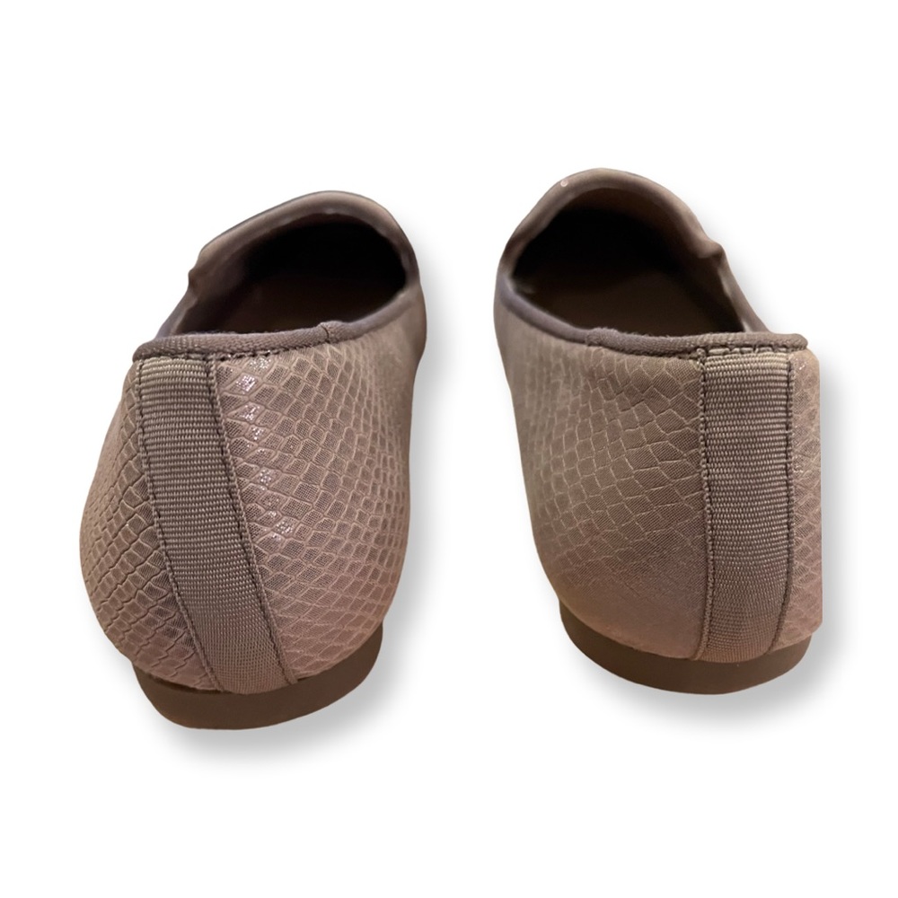 New in box, Kelly & Katie Size 9 Taupe Flats - Picture 7 of 8